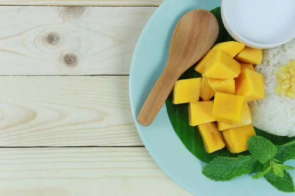 Mango y arroz pegajoso . — Foto de Stock