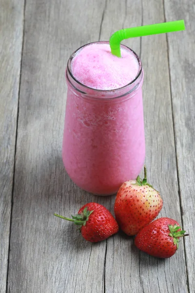 Aardbei Smoothies in glas op voedingsmiddelen tabel verdieping. — Stockfoto