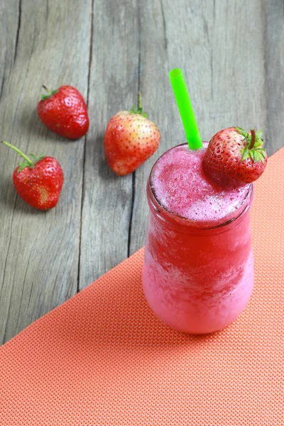 Batidos de fresa en vidrio en el piso de la mesa de alimentos . —  Fotos de Stock