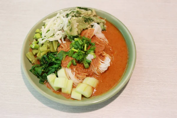 Тайский лапша (Kanom jeen) в зеленом блюде . — стоковое фото