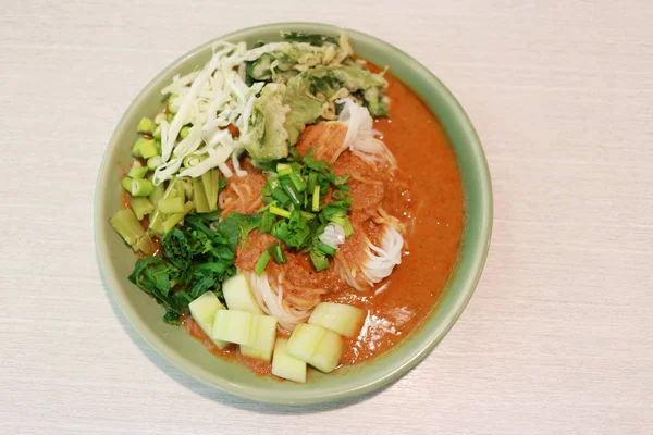 Тайский лапша (Kanom jeen) в зеленом блюде . — стоковое фото