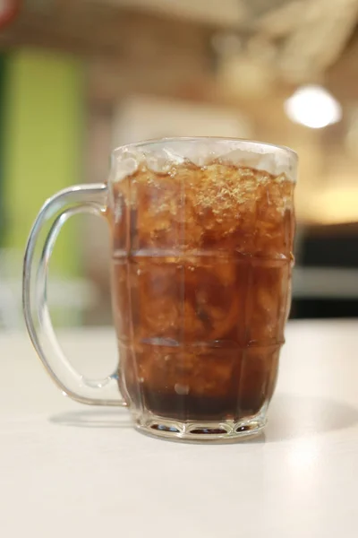 Coca Cola verre sur la table à manger . — Photo