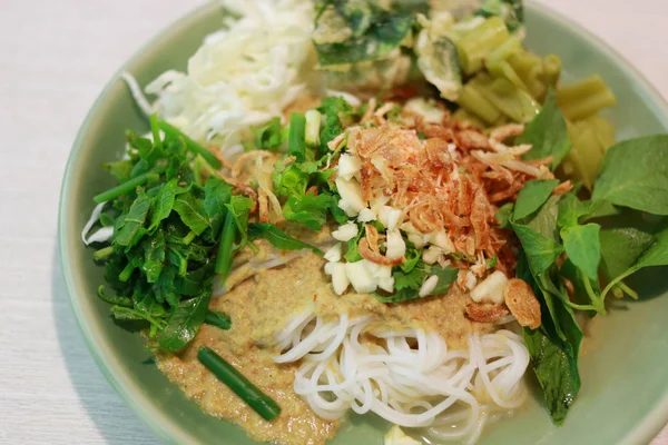 Tagliatelle tailandesi (Kanom jeen) in un piatto verde . — Foto Stock