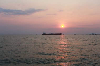 Denizde gün batımı.