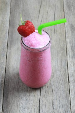 Cam üstünde yiyecek çilek Smoothies kat masa.