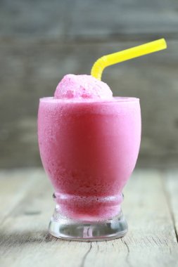 Cam üstünde yiyecek çilek Smoothies kat masa.