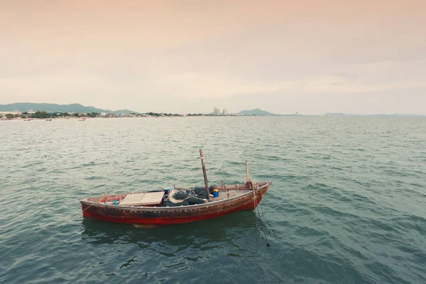 Gammal fiskebåt på havet utanför Thailands kust. — Stockfoto