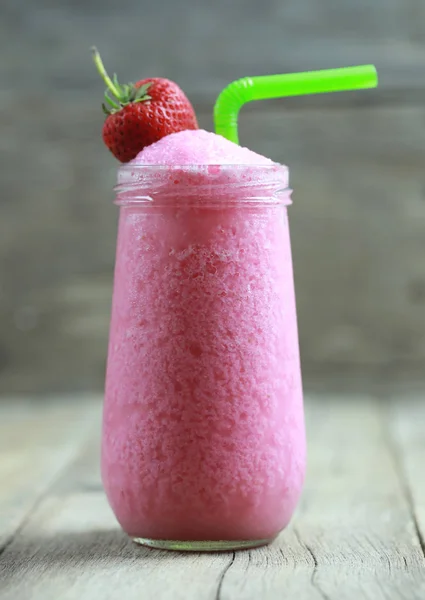 Batidos de fresa en vidrio en el piso de la mesa de alimentos . —  Fotos de Stock