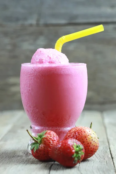 Batidos de fresa en vidrio en el piso de la mesa de alimentos . — Foto de Stock