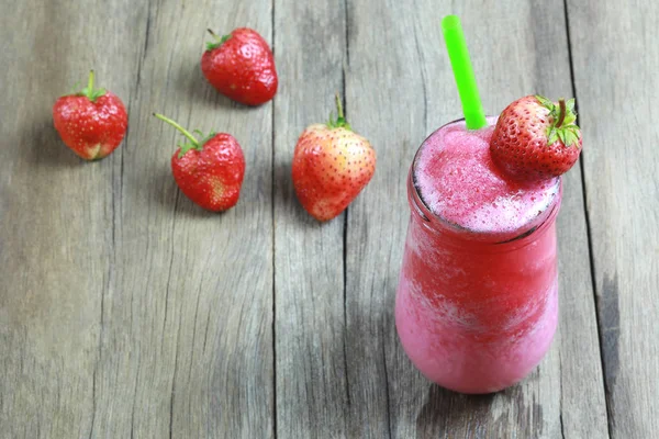 Batidos de fresa en vidrio en el piso de la mesa de alimentos . —  Fotos de Stock