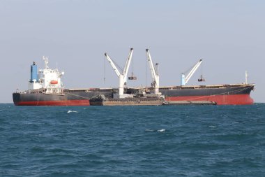 Denizde kargo gemisi.