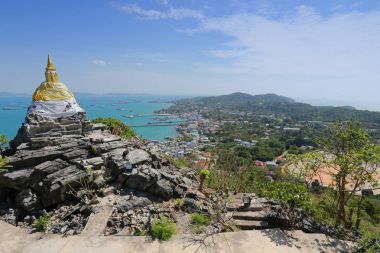 Pagoda Buda ayak izi Budizm odaklanarak büyük tepe Ko Si Chang içinde ben