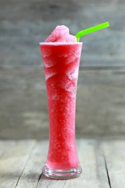 Cam üstünde yiyecek çilek Smoothies kat masa.