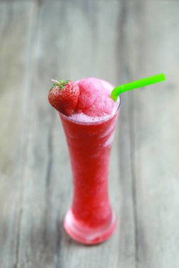 Cam üstünde yiyecek çilek Smoothies kat masa.