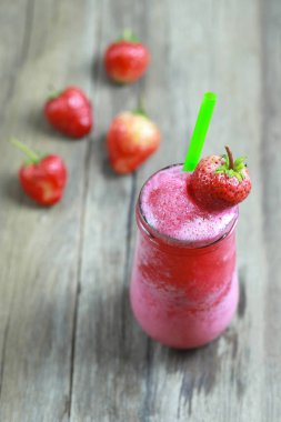 Cam üstünde yiyecek çilek Smoothies kat masa.