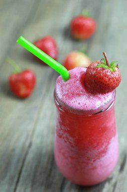 Cam üstünde yiyecek çilek Smoothies kat masa.