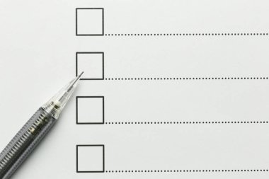 Grafik kağıdı iş için yerleştirilen siyah kalem.