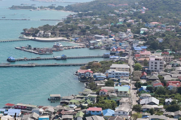 Vista de ángulo alto de Seaside Village en la isla de Koh sri chang . — Foto de Stock