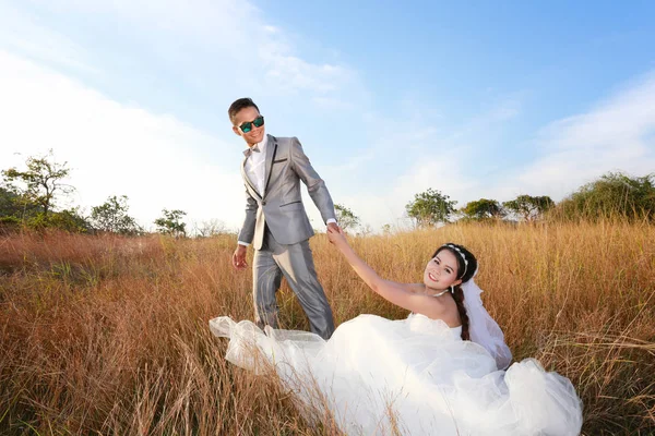 Před svatební fotografie nevěsty a ženicha asijské v pojetí lásky f — Stock fotografie