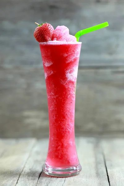 Batidos de fresa en vidrio en el piso de la mesa de alimentos . —  Fotos de Stock