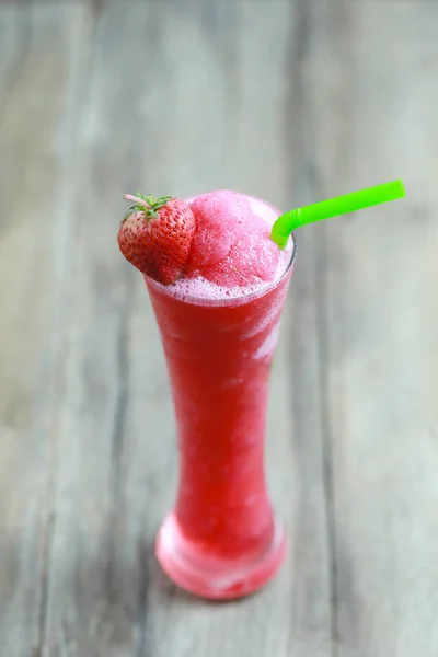 Batidos de fresa en vidrio en el piso de la mesa de alimentos . —  Fotos de Stock