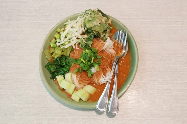 泰国面条 （Kanom 吉安） 在一个绿色的盘子里. — 图库照片