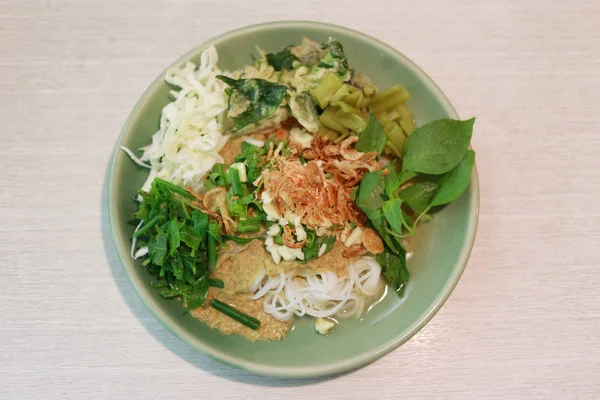 Thajské nudle (Petra jeen) v zeleninový pokrm. — Stock fotografie