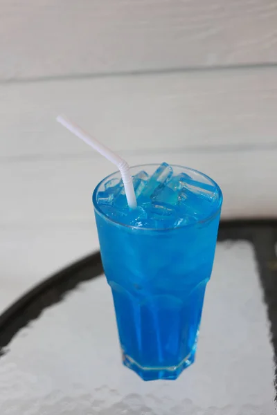 Ice Blue Hawaii en verre sur la table . — Photo