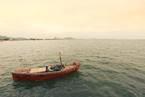 Gammal fiskebåt på havet utanför Thailands kust. — Stockfoto