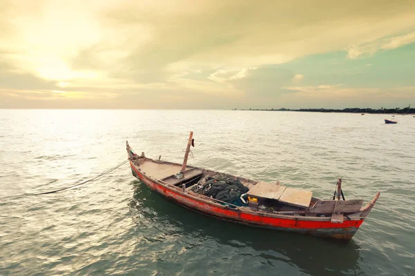 Gammal fiskebåt på havet utanför Thailands kust. — Stockfoto