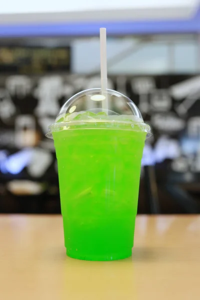 Grüne Limonade im Glas auf dem Tisch. — Stockfoto