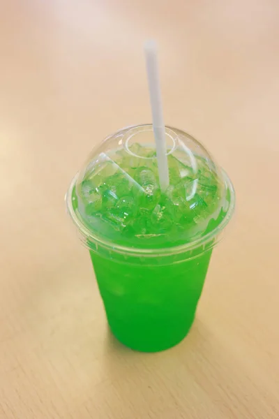 Soda vert dans le verre . — Photo