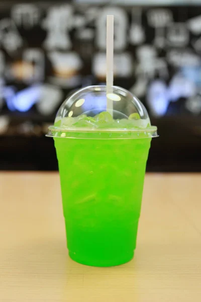 Grüne Limonade im Glas auf dem Tisch. — Stockfoto