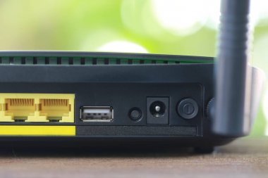 Arka siyah modem yönlendirici internet bağlantısına kavramı.