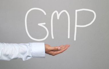 İşadamı el ve çizilmiş metin Gmp sistem el.