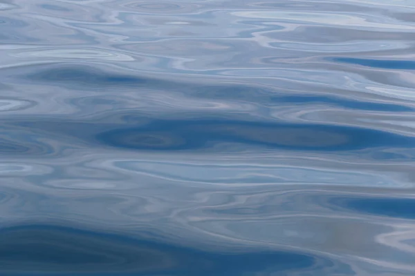 Mavi deniz yüzeyine. — Stok fotoğraf