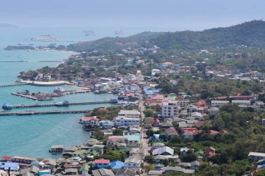 Koh chang Adası sri sahil köyünün yüksek açılı görünüş.