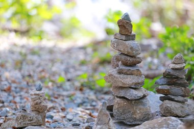 Piramit şeklinde yığılmış taşlar.