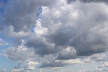 Yağmur bulutların gökyüzünde CLI kavramı oluşturan gökyüzü bulutlu
