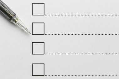 Grafik kağıdı iş için yerleştirilen siyah kalem.