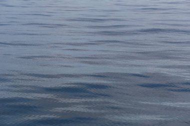 Mavi deniz yüzeyine.