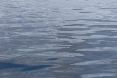 Mavi deniz yüzeyine.