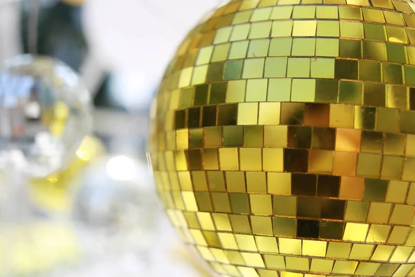 Złotą piłkę do dekoracji Boże Narodzenie i nowy rok. — Zdjęcie stockowe