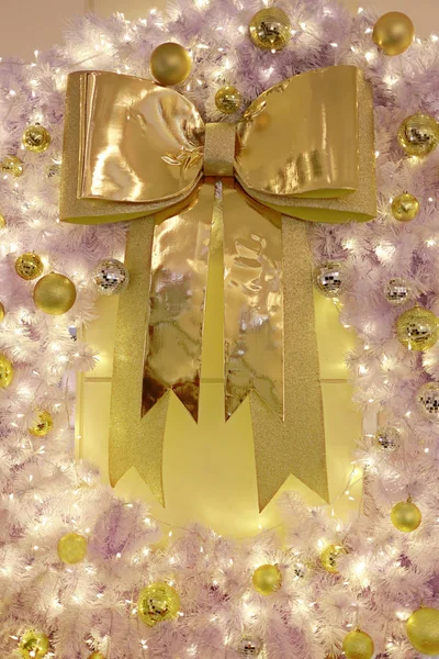 Båge och guld bollar av tillbehör julgran bakgrund. — Stockfoto