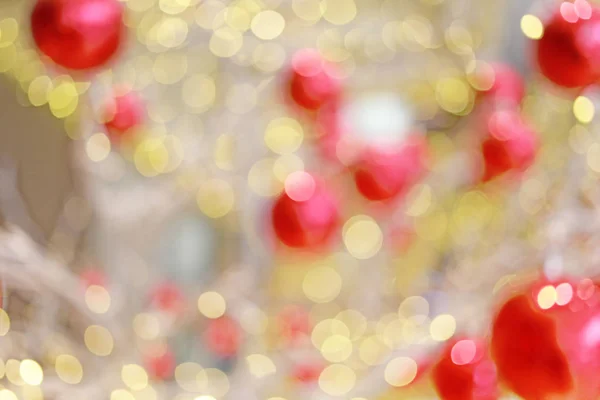 Gyllene bokeh oskärpa bakgrund och röd boll. — Stockfoto
