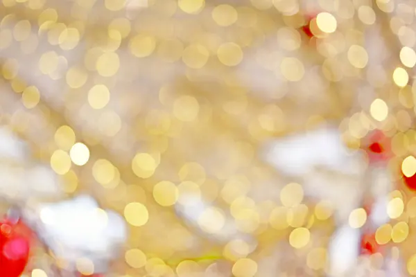 Goldenes Bokeh verschwimmen Hintergrund und rote Kugel. — Stockfoto
