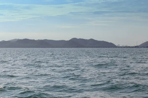 Einsame Insel im Meer. — Stockfoto