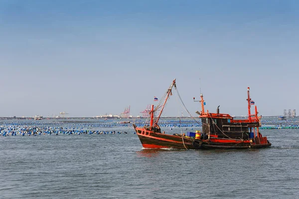 Arrastão tailandês barco de pesca no mar . — Fotografia de Stock