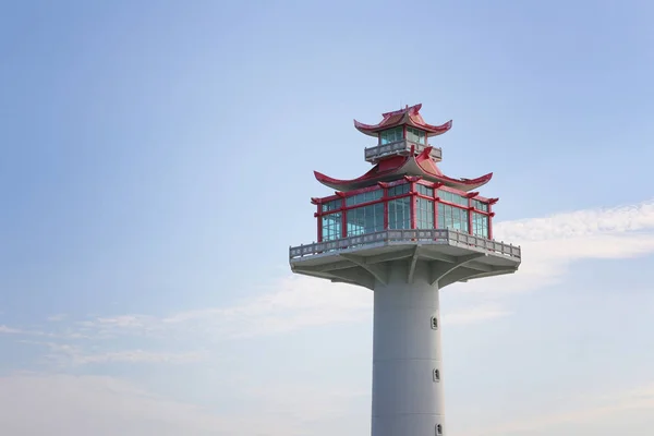 Fyren på kustområdet och blå himmel av Koh Si Chang. — Stockfoto