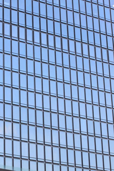 Pared de cristal de un rascacielos . — Foto de Stock